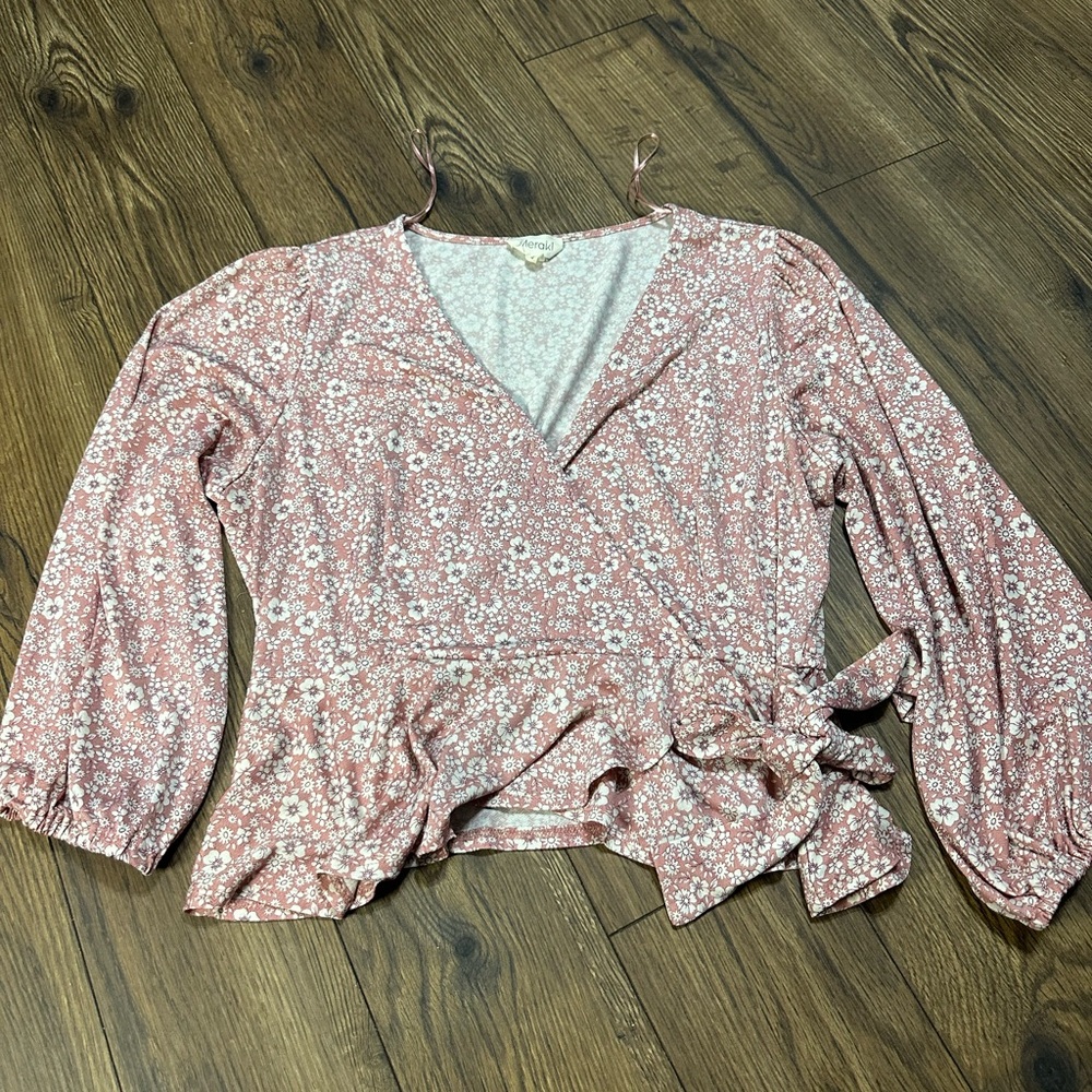 Pink and white floral print blouse. Size:XL
